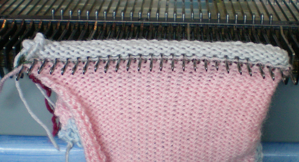 как вязать следки с круглым вырезом на вязальной машине